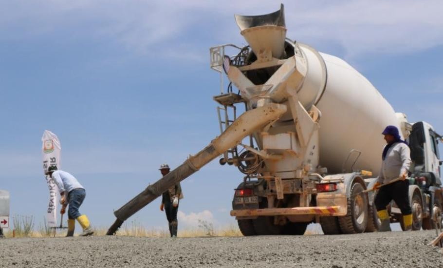 Üç İlçeyi Birbirine Bağlayan 17 Kilometrelik Güzergâhta Beton Yol Çalışmaları Sürüyor- Şanlıurfa Büyükşehir Belediyesi