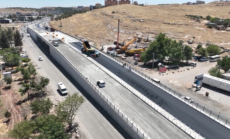 EVREN SANAYİ SİTESİ KATLI KÖPRÜLÜ KAVŞAĞI’NDA ASFALT SERİMİ DEVAM EDİYOR- Şanlıurfa Büyükşehir Belediyesi