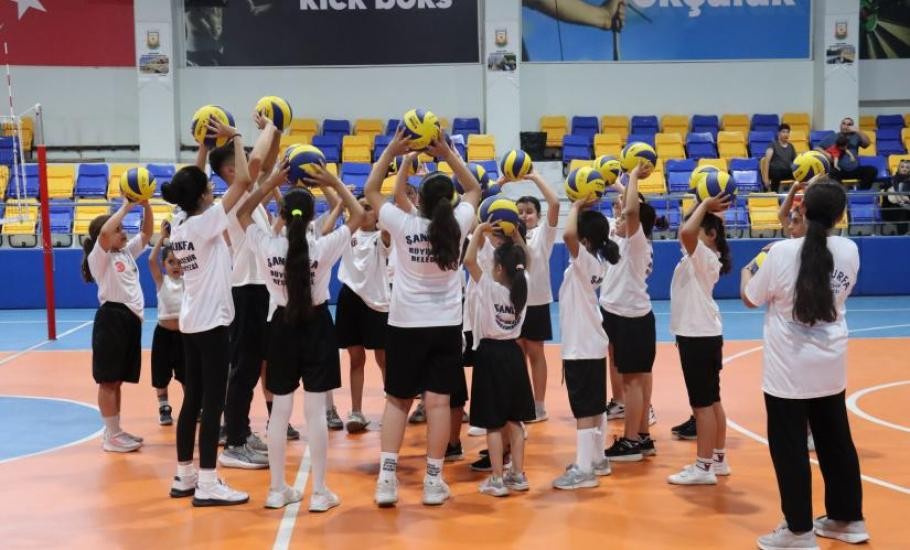 KIZ ÇOCUKLARINDAN VOLEYBOL KURSUNA YOĞUN İLGİ- Şanlıurfa Büyükşehir Belediyesi