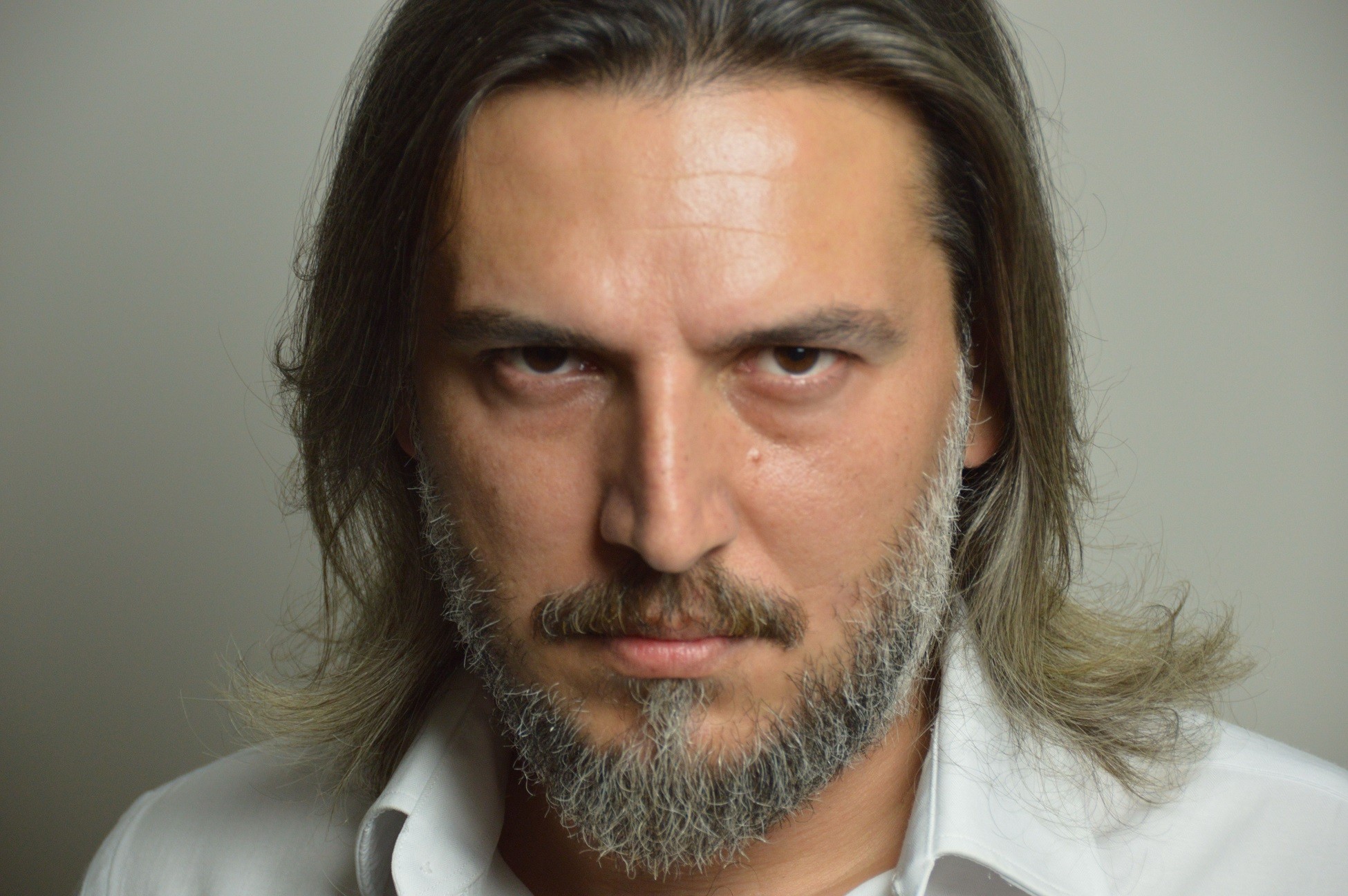 Alper Yakıcı’nın Kariyeri: Seslendirme ve Oyunculuk Başarıları