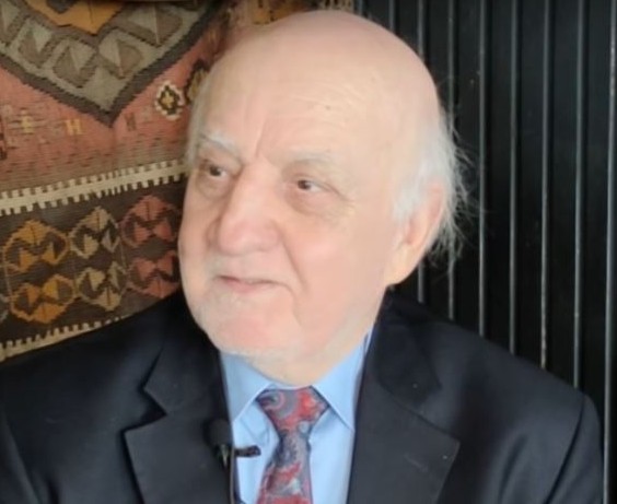 Altan Akışık: Usta Oyuncu ve Yönetmenin Sanat Yolculuğu