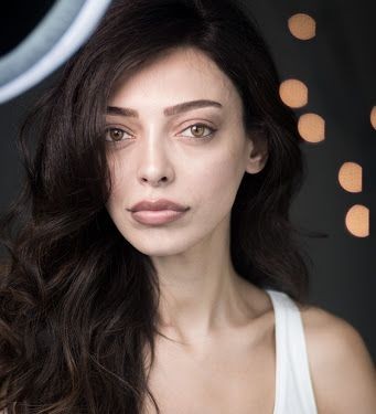 Oyuncu Bahar Karaoğlu: Kariyeri, Sahne Deneyimleri ve Eğitim Hayatı