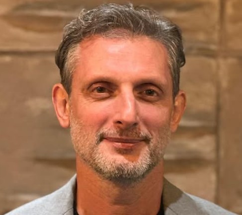 Bülent Türk: Yüzme Öğretmenliğinden Oyunculuğa Uzanan Kariyer