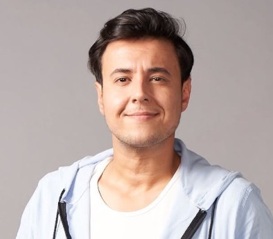 Burak Topaloğlu: Kariyeri, Yaşamı ve Sanatsal Yolculuğu
