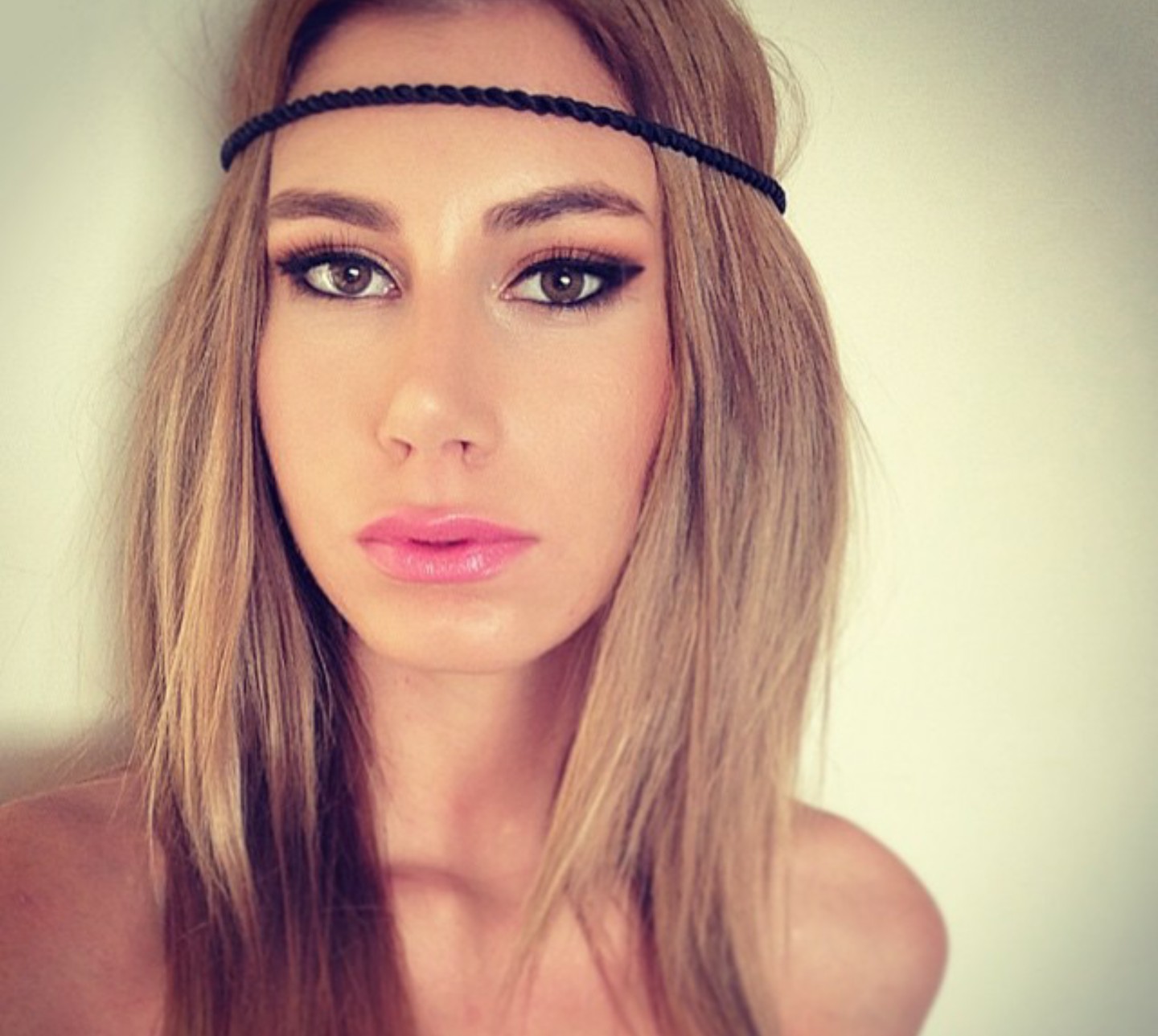 Dila Pekdemir: Model, Oyuncu ve Şarkıcının Kariyer Yolculuğu