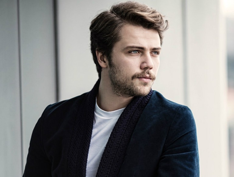 Tolga Sarıtaş’ın Hayatı ve Kariyeri: Kimdir, Kaç Yaşında ve Rol Aldığı Projeler