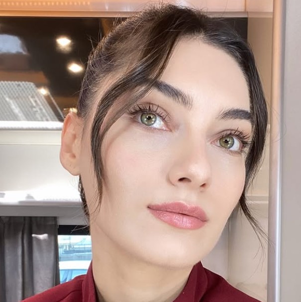 Ecem Koca Kimdir? Yaşamı, Eğitimi ve Rol Aldığı Projeler
