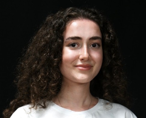 Oyuncu Simay Bezgin Kimdir? Eğitimi ve Yer Aldığı Projeler