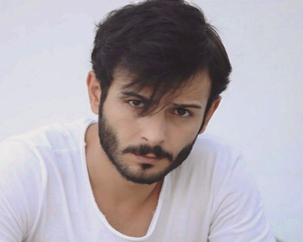 Yunus Emre Orhan’ın Sanat Yolculuğu: Kimdir, Kaç Yaşında ve Rol Aldığı Projeler