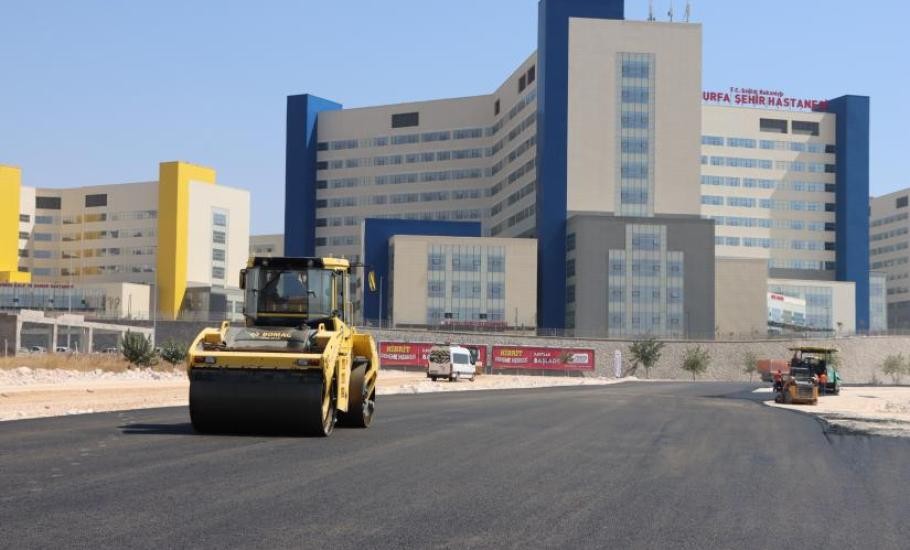 ŞEHİR HASTANESİ YOLUNDA ASFALT SERİMİ BAŞLADI- Şanlıurfa Büyükşehir Belediyesi