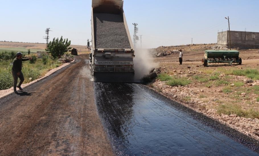 SİVEREK’TE KIRSAL YOLLARDA SATHİ KAPLAMA SEFERBERLİĞİ- Şanlıurfa Büyükşehir Belediyesi