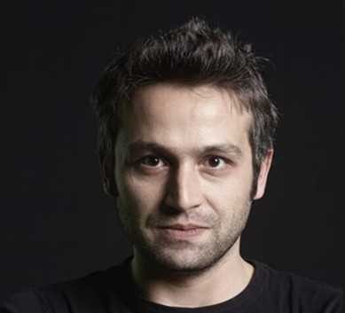 Deniz Karaoğlu Kimdir? Hayatı, Tiyatro Kariyeri ve Rol Aldığı Diziler